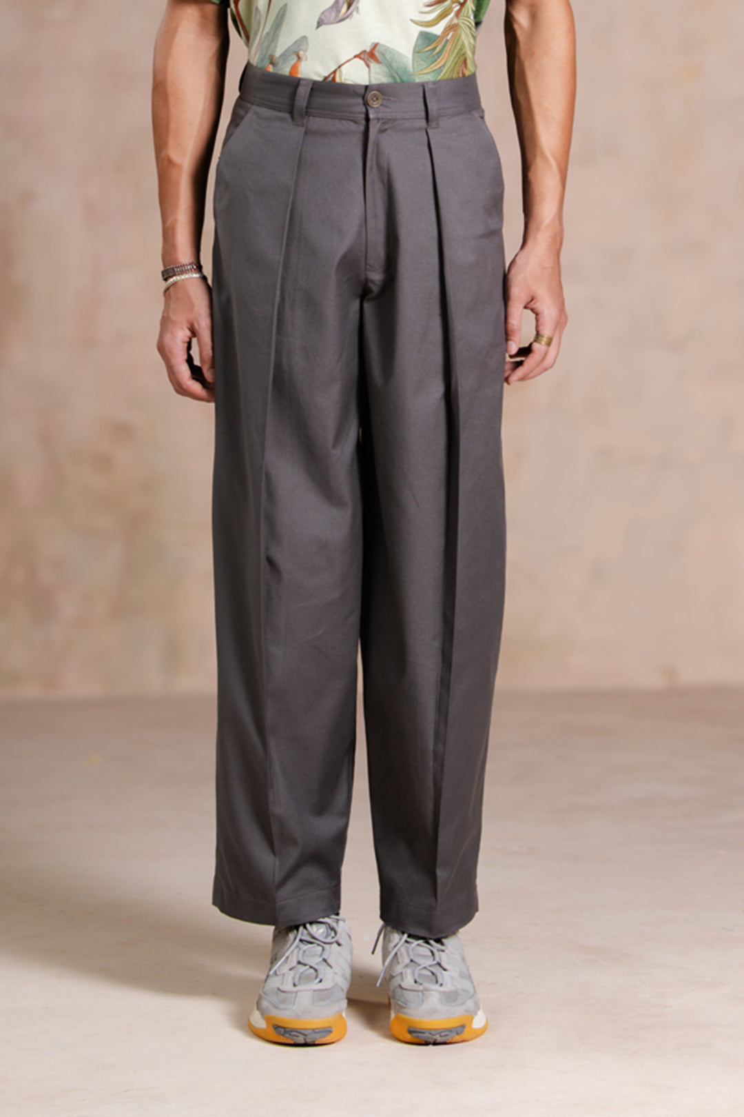 CHARCOAL PLEATED PANTS